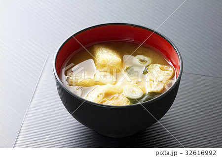 油揚げと豆腐の味噌汁の写真素材