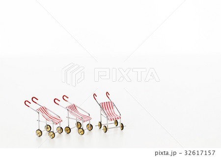 白バック 育児 子育て ベビーシッター ベビーカー 公園デビュー 白バック 育児 子育て ベビーシッター ベビーカー 公園デビュー 32617157