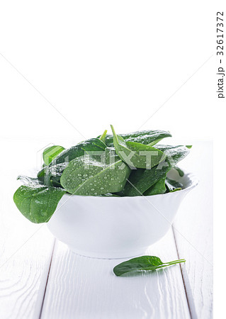 Fresh raw spinach in white bowl Fresh raw spinach in white bowl 32617372