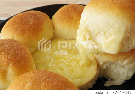 カマンベールチーズのちぎりパン(持ち上げ) カマンベールチーズのちぎりパン(持ち上げ) 32617649