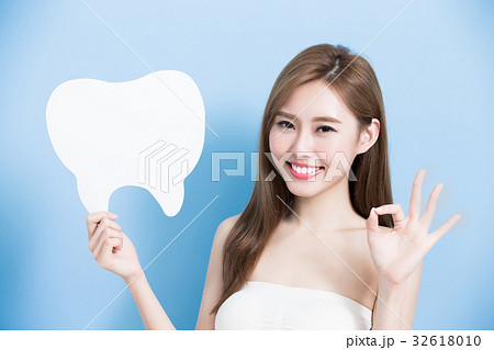 woman take cute tooth woman take cute tooth 32618010