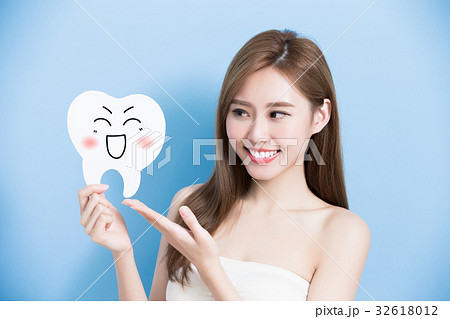 woman take cute tooth woman take cute tooth 32618012