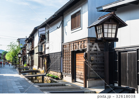 岐阜県 飛騨古川 瀬戸川と白壁土蔵の町並み 岐阜県 飛騨古川 瀬戸川と白壁土蔵の町並み 32618038
