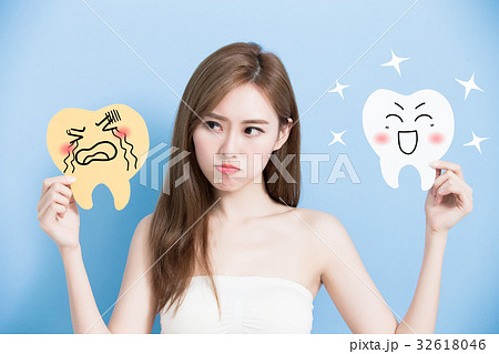 woman take cute tooth woman take cute tooth 32618046