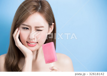 woman take popsicle woman take popsicle 32618142