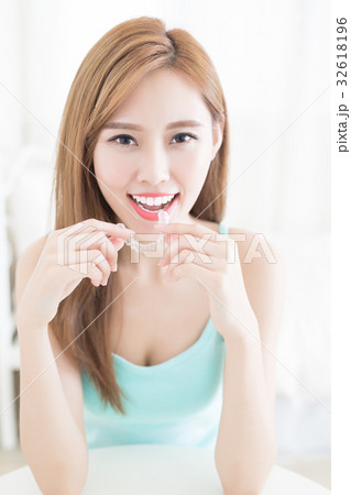 woman take invisible braces 32618196
