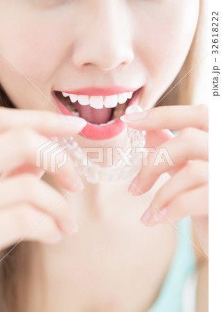 woman take invisible braces 32618222