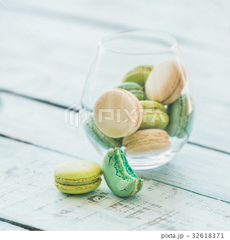 Colorful pastel French macaron biscuits in glass Colorful pastel French macaron biscuits in glass 32618371