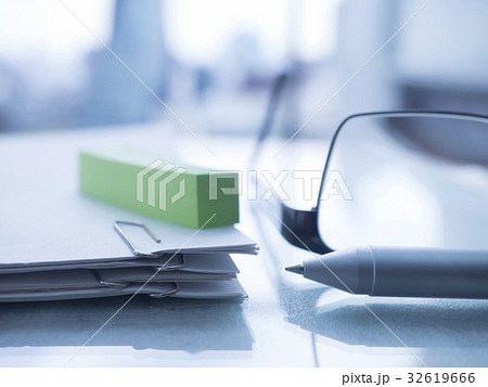 ビジネスイメージ・書類・メガネ・ふせん 32619666