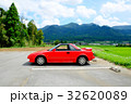 赤いスポーツカーと山 32620089