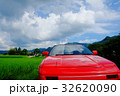 赤いスポーツカーと夏の空 32620090