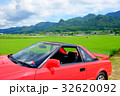赤いスポーツカーと田園風景 32620092