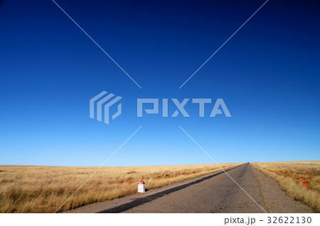 Road through empty grassland Road through empty grassland 32622130