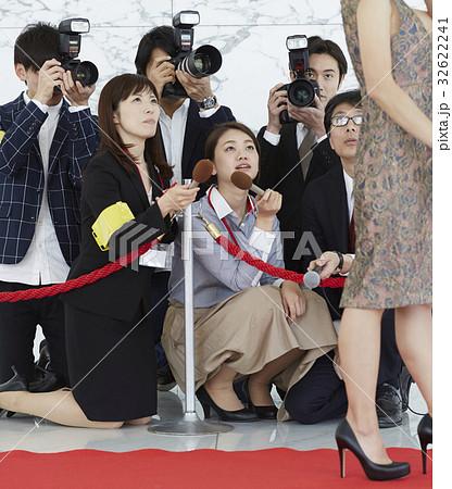 取材　報道　レッドカーペットを歩く女優 32622241