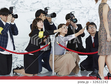 取材　報道　レッドカーペットを歩く女優 32622242