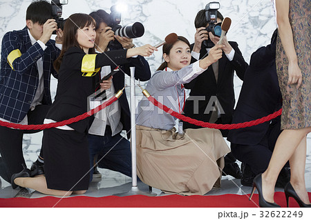 取材　報道　レッドカーペットを歩く女優 32622249