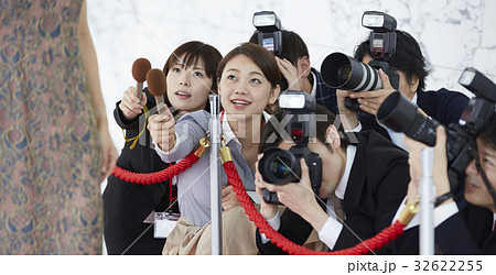 取材　報道　レッドカーペットを歩く女優 32622255