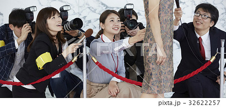 取材　報道　レッドカーペットを歩く女優 32622257