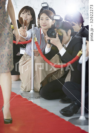 取材　報道　レッドカーペットを歩く女優 32622273