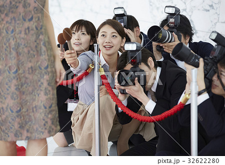 取材　報道　レッドカーペットを歩く女優 32622280
