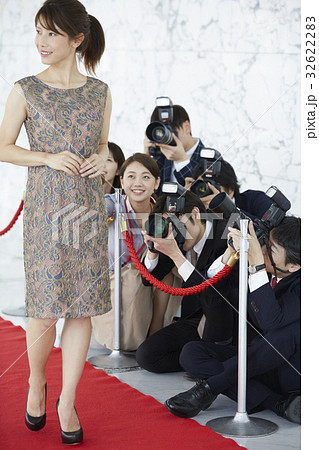 取材　報道　レッドカーペットを歩く女優 32622283