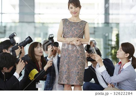 女優を囲む報道陣 32622284