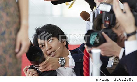 報道陣　女優を撮影するカメラマン 32622286