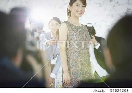 女優を囲む報道陣 32622293