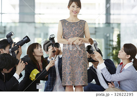 女優を囲む報道陣 32622295