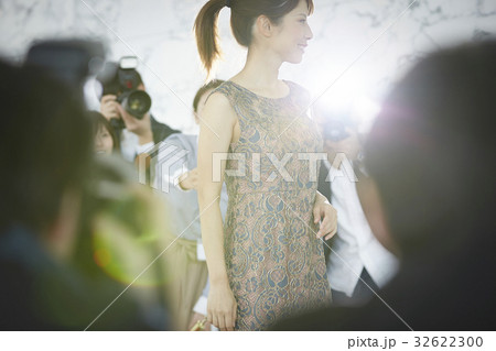 女優を囲む報道陣 女優を囲む報道陣 32622300