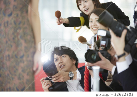 報道陣 女優を撮影するカメラマン 報道陣 女優を撮影するカメラマン 32622303