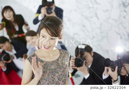 取材　報道　レッドカーペットを歩く女優 32622304