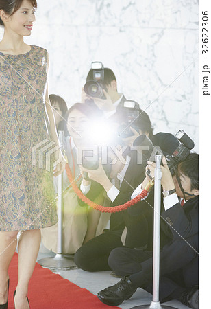 取材　報道　レッドカーペットを歩く女優 32622306
