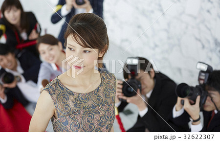 取材　報道　レッドカーペットを歩く女優 32622307