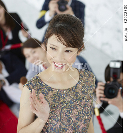 取材　報道　レッドカーペットを歩く女優 32622309