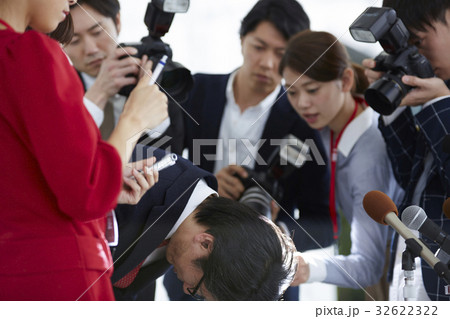 謝罪会見を取材する報道陣 謝罪会見を取材する報道陣 32622322