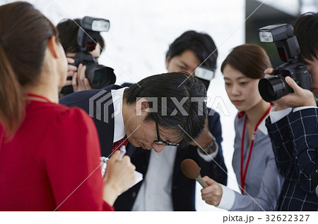 謝罪会見を取材する報道陣 32622327