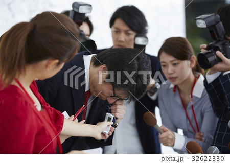 謝罪会見を取材する報道陣 32622330