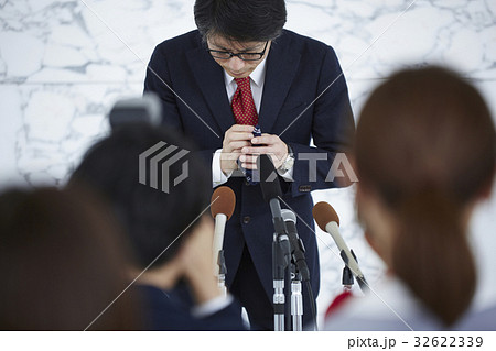 謝罪会見を取材する報道陣 謝罪会見を取材する報道陣 32622339