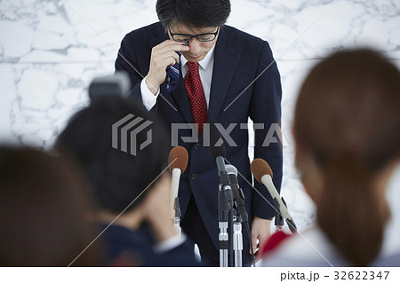 謝罪会見を取材する報道陣 32622347