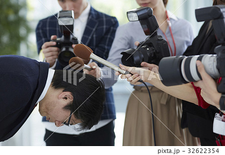 謝罪会見を取材する報道陣 謝罪会見を取材する報道陣 32622354