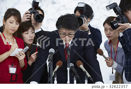 謝罪会見を取材する報道陣 謝罪会見を取材する報道陣 32622357