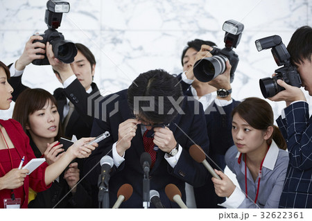 謝罪会見を取材する報道陣 32622361