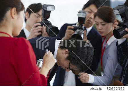 謝罪会見を取材する報道陣 32622362