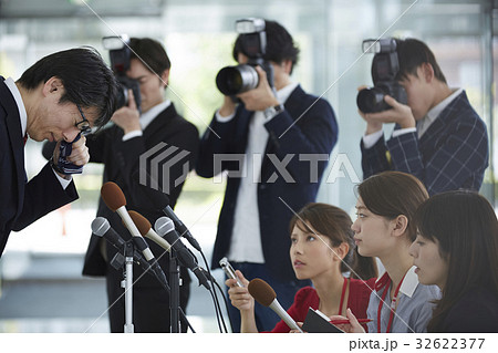 謝罪会見を取材する報道陣 32622377