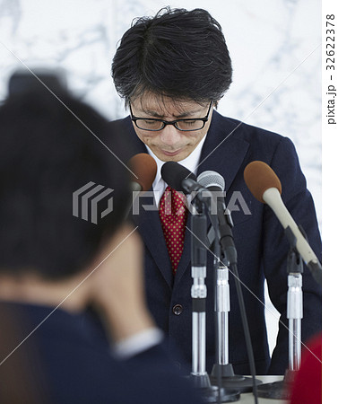 謝罪会見を取材する報道陣 謝罪会見を取材する報道陣 32622378