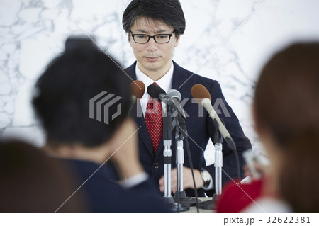 謝罪会見を取材する報道陣 謝罪会見を取材する報道陣 32622381