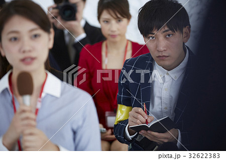 会見　ジャーナリスト　リポーター 32622383
