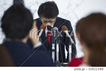 謝罪会見を取材する報道陣 謝罪会見を取材する報道陣 32622388