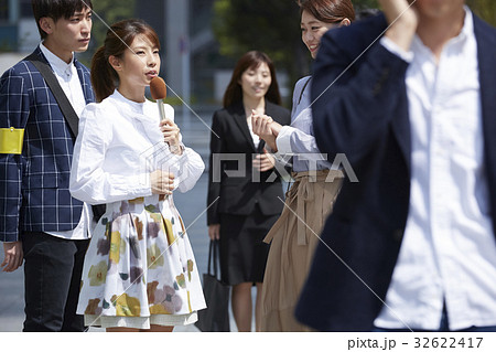 街頭インタビュー　リポーター 32622417